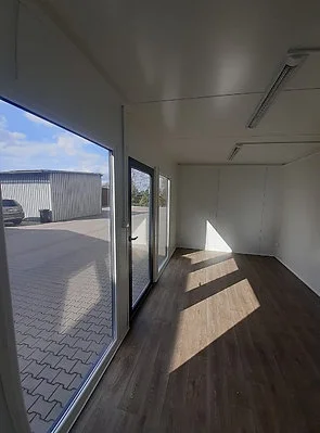 Oficina con contenedor de 18 m2 y baño