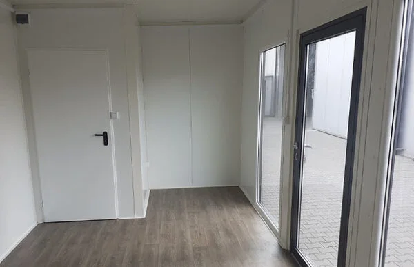 Oficina con contenedor de 18 m2 y baño